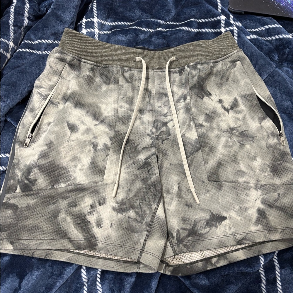 EUC men’s Lululemon shorts